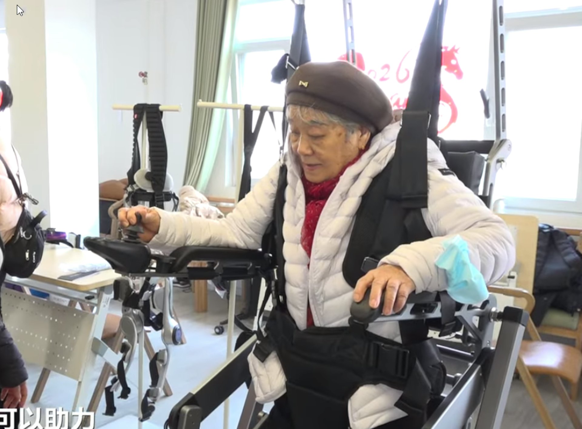 Thế giới ngỡ ng&agrave;ng với trạm dưỡng l&atilde;o bằng robot tại Trung Quốc: Từ massage, cứu ngải, đến chơi cờ, pha tr&agrave; cho c&aacute;c cụ gi&agrave;- Ảnh 5.