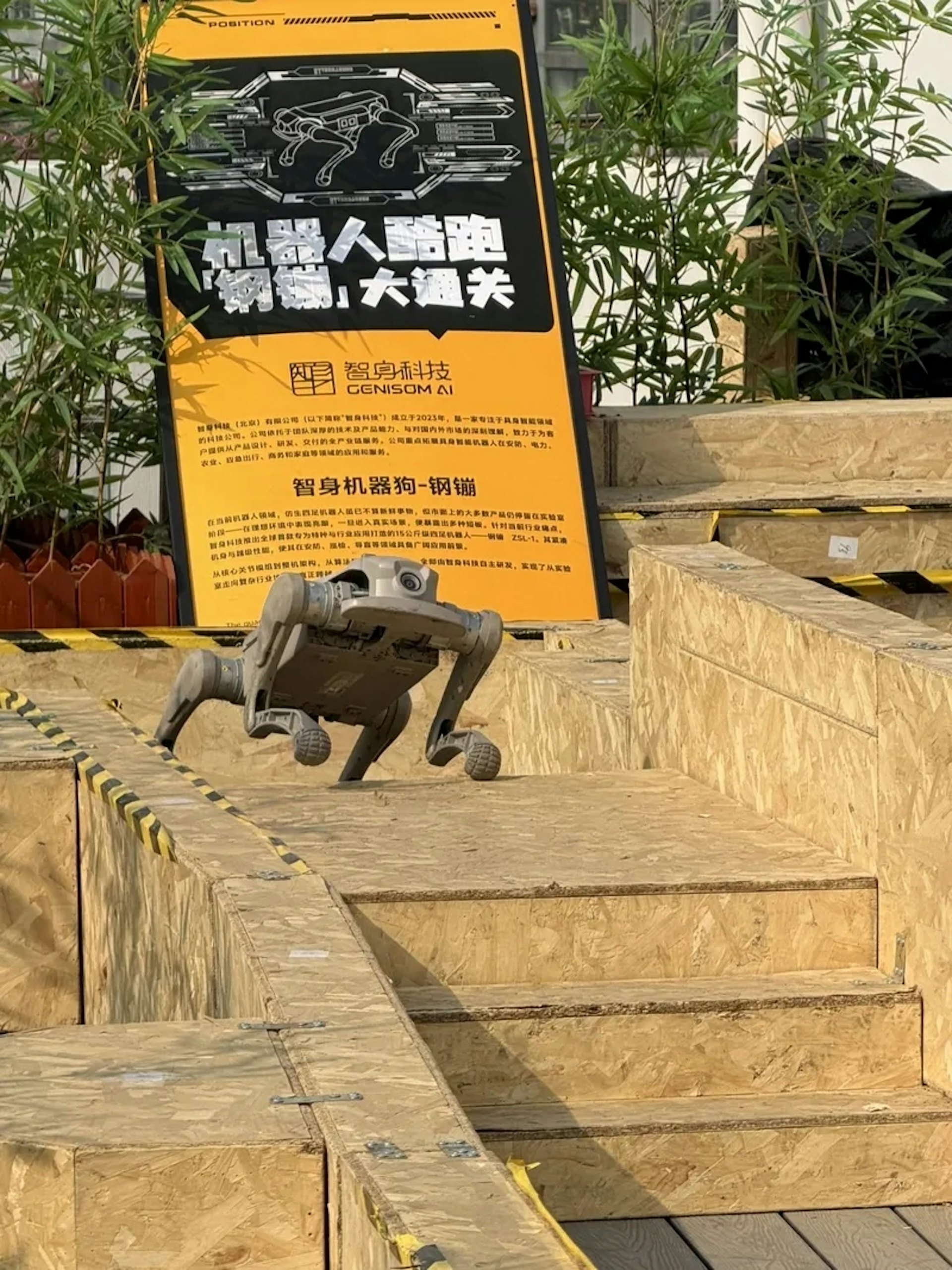 Thế giới ngỡ ng&agrave;ng với trạm dưỡng l&atilde;o bằng robot tại Trung Quốc: Từ massage, cứu ngải, đến chơi cờ, pha tr&agrave; cho c&aacute;c cụ gi&agrave;- Ảnh 6.