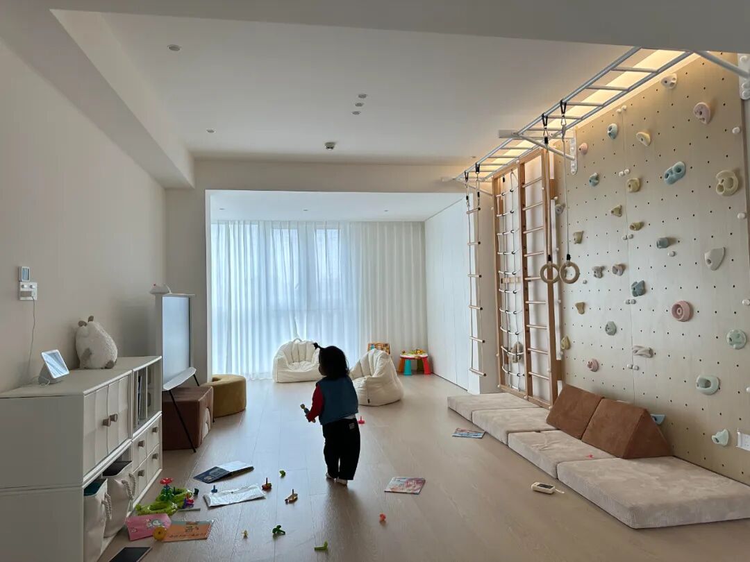 Xu hướng ph&ograve;ng kh&aacute;ch 2026: Kh&ocirc;ng c&ograve;n tường tivi cầu kỳ, thay v&agrave;o đ&oacute; l&agrave; 3 thiết kế thực tế hơn nhiều- Ảnh 6.