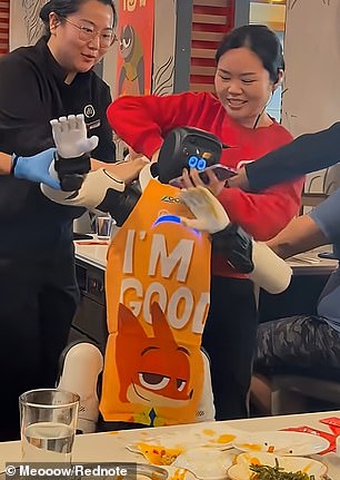 Robot tại nh&agrave; h&agrave;ng lẩu Haidilao bất ngờ đập ph&aacute; b&aacute;t đĩa, phải chăng l&agrave; stress qu&aacute;?- Ảnh 3.
