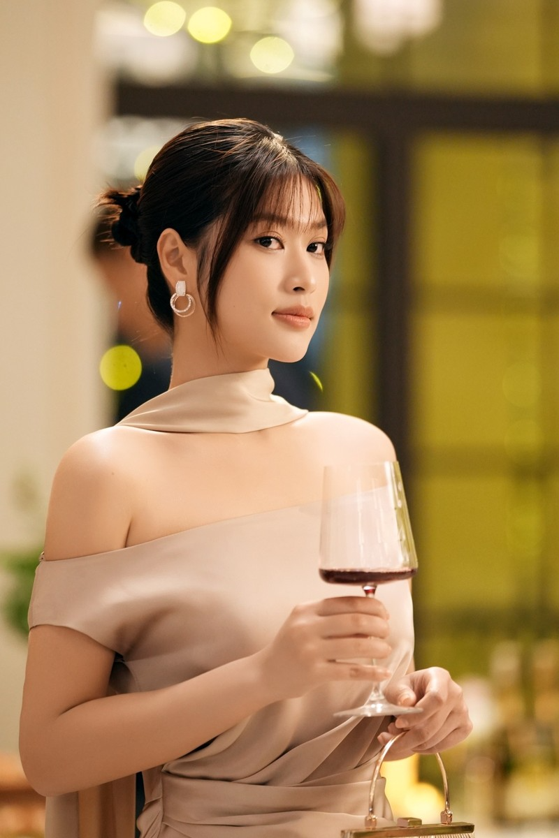 Hoa hậu Vbiz khoe mặt mộc thật đến từng lỗ ch&acirc;n l&ocirc;ng tr&ecirc;n phim: Ngo&agrave;i đời si&ecirc;u xinh si&ecirc;u sang, ăn mặc đẹp đỉnh- Ảnh 6.