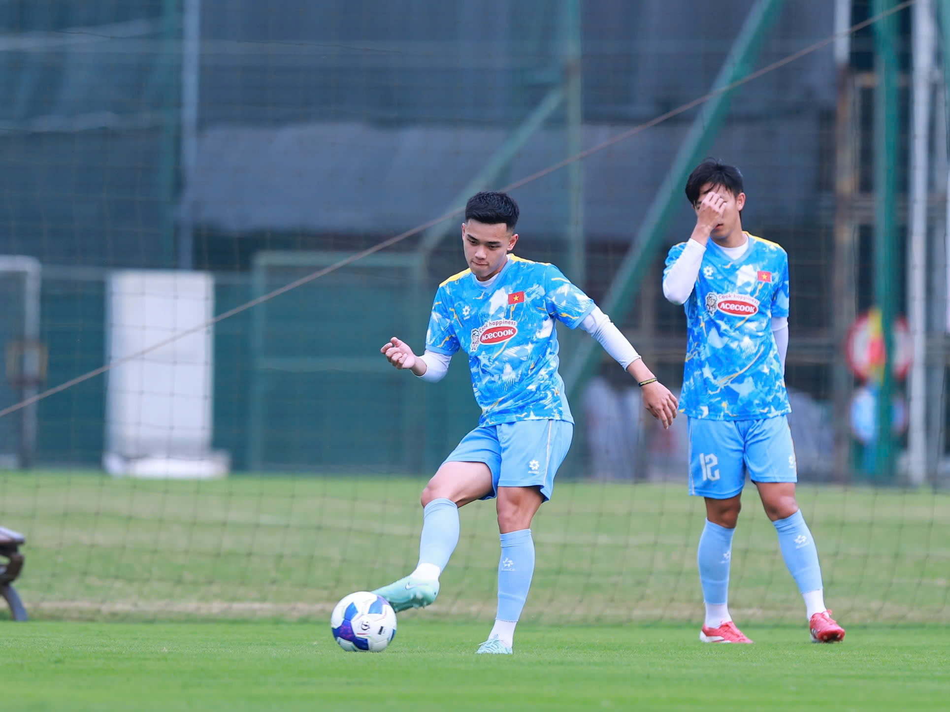 Ph&aacute;t hiện cầu thủ cực điển trai ở U23 Việt Nam: Visual ph&aacute;t s&aacute;ng, giọng h&aacute;t c&ograve;n đỉnh hơn!- Ảnh 1.