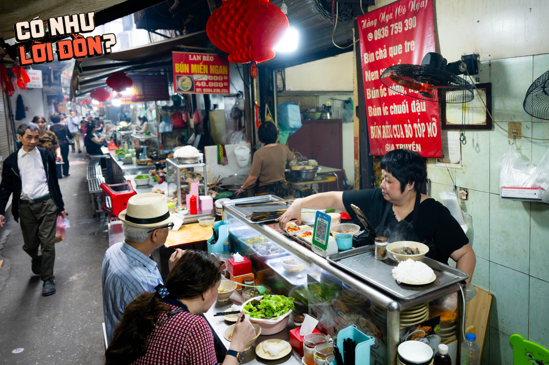 Ăn thử b&aacute;t b&uacute;n ri&ecirc;u 80k g&acirc;y x&ocirc;n xao chợ Đồng Xu&acirc;n: Topping &ecirc; hề ăn k&egrave;m nước sấu ng&acirc;m c&oacute; ngon như lời đồn?- Ảnh 3.