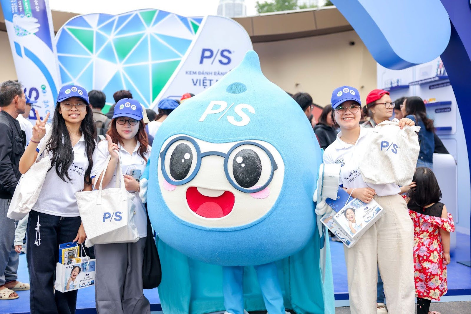 P/S c&ugrave;ng Hiệp Hội Răng H&agrave;m Mặt n&acirc;ng cao nhận thức chăm s&oacute;c sức khỏe răng miệng to&agrave;n diện- Ảnh 2.