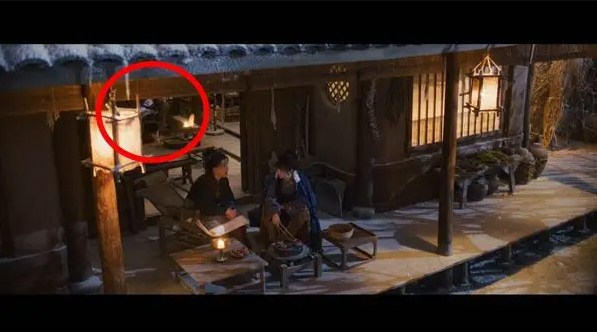 Mỏi tay nhặt cả rổ sạn &ldquo;đầy ụ&rdquo; ở Trục Ngọc: Nữ ch&iacute;nh mặc v&aacute;y đến từ tương lai, c&oacute; xe điện th&igrave; cần g&igrave; cưỡi ngựa- Ảnh 1.