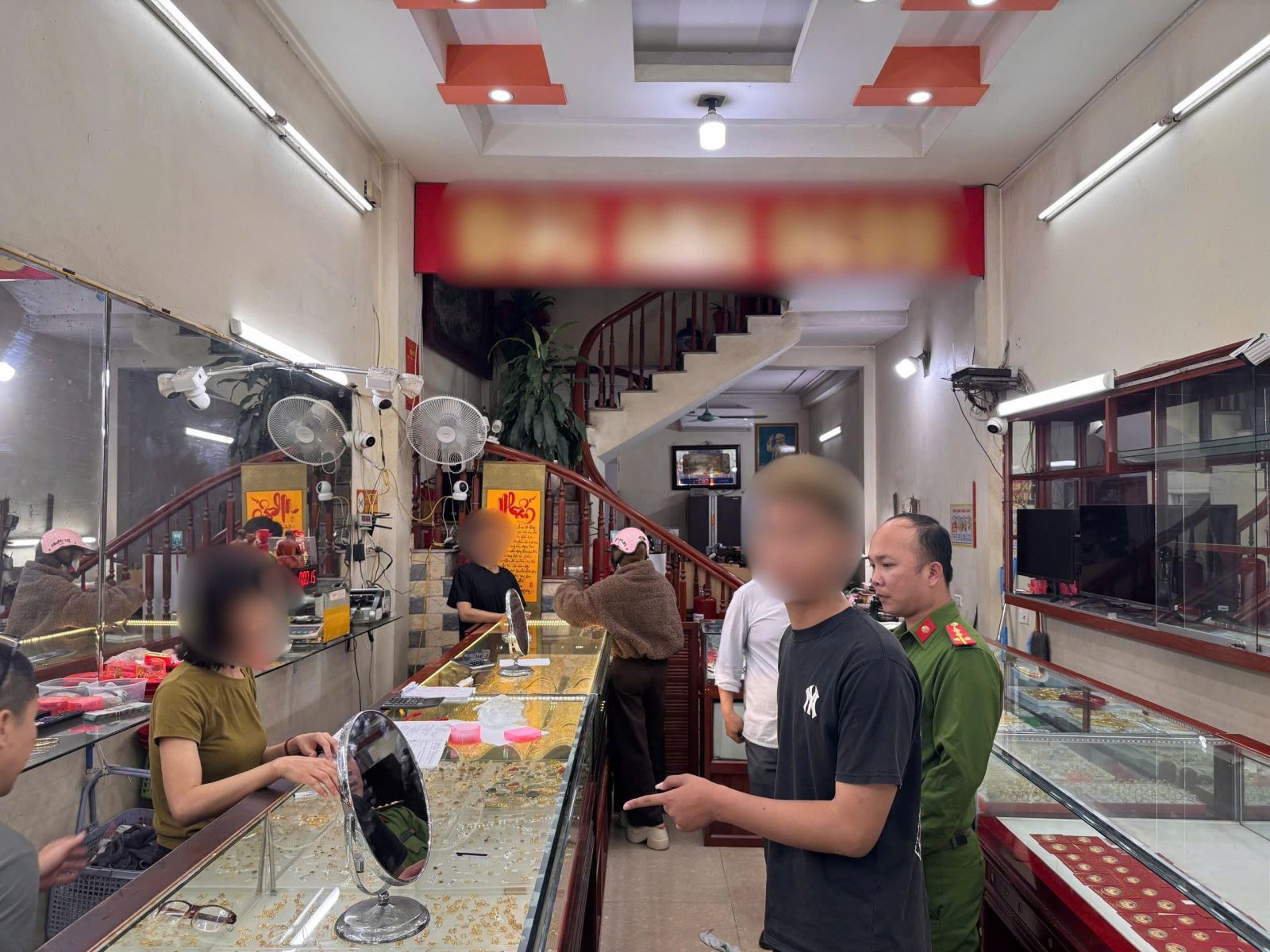 Bắt nghi phạm 18 tuổi g&acirc;y ra vụ cướp giật tại tiệm v&agrave;ng ở Hưng Y&ecirc;n- Ảnh 1.