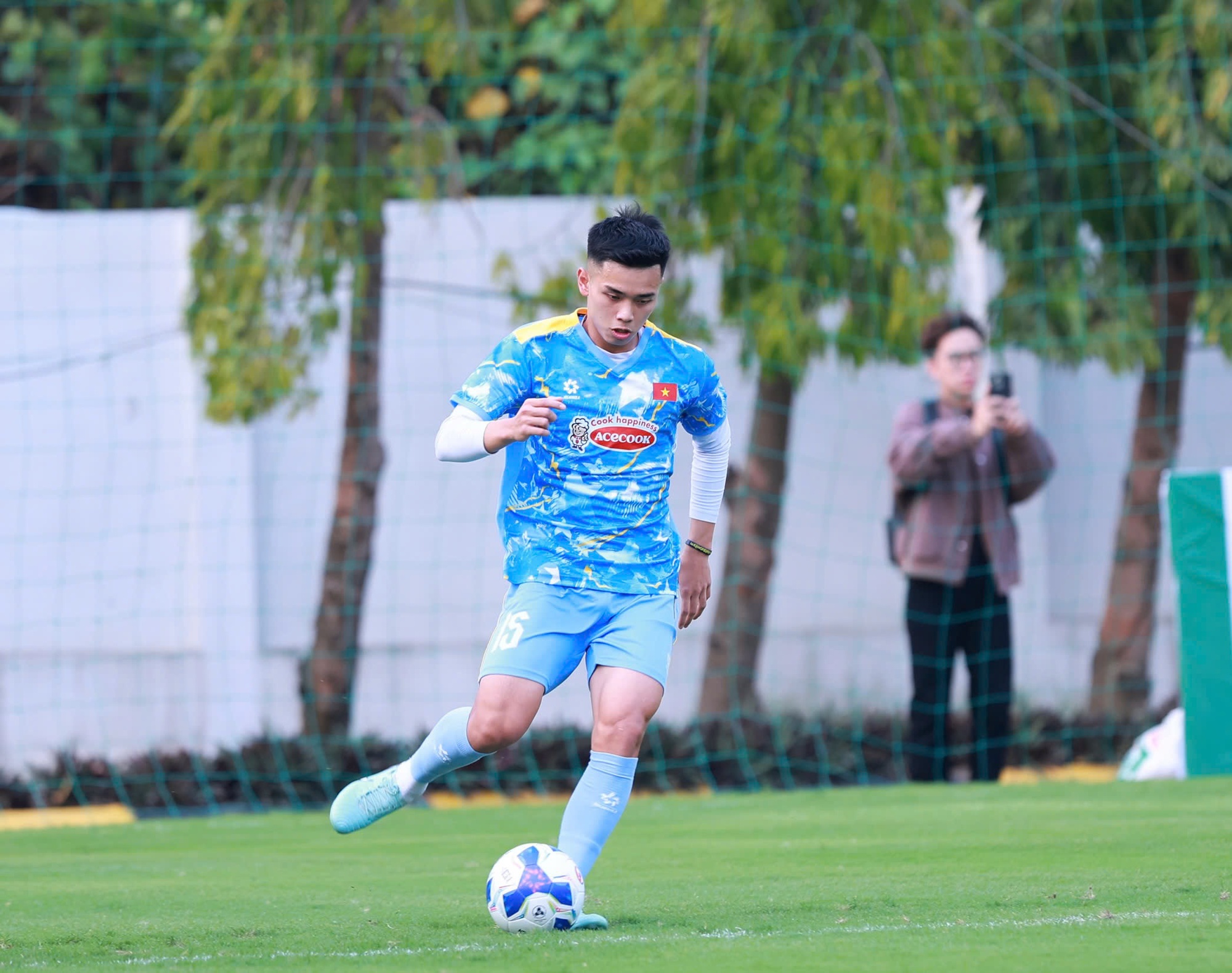 Ph&aacute;t hiện cầu thủ cực điển trai ở U23 Việt Nam: Visual ph&aacute;t s&aacute;ng, giọng h&aacute;t c&ograve;n đỉnh hơn!- Ảnh 2.