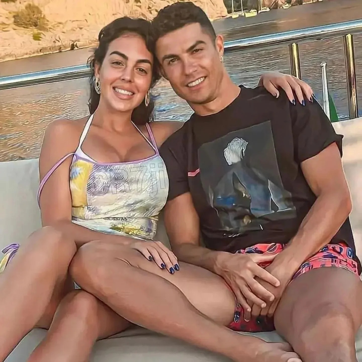 Diện &aacute;o 2 triệu đồng, bạn g&aacute;i Ronaldo vẫn to&aacute;t l&ecirc;n kh&iacute; chất "phu nh&acirc;n tỷ ph&uacute;", body "n&oacute;ng bỏng mắt"- Ảnh 2.