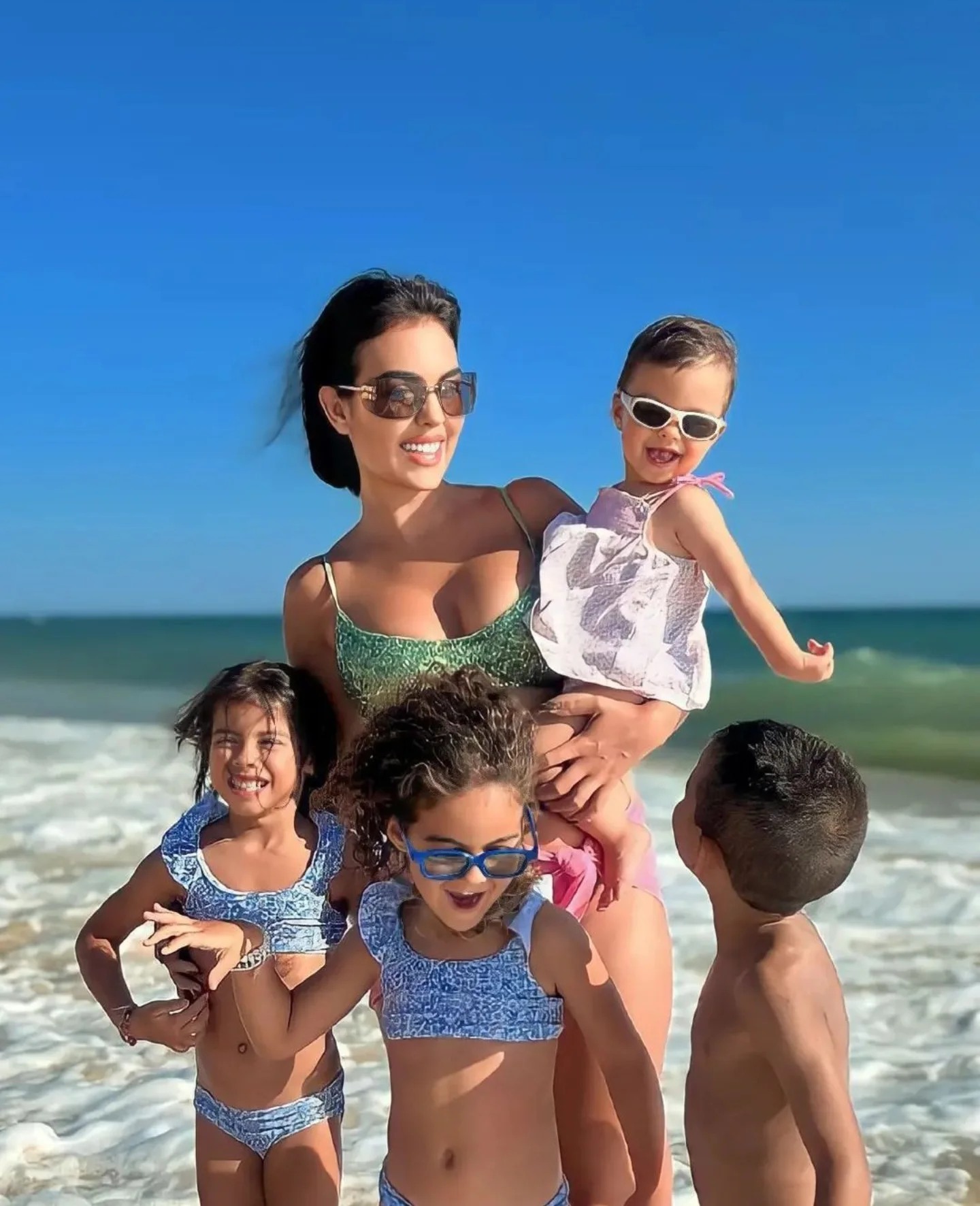 Diện &aacute;o 2 triệu đồng, bạn g&aacute;i Ronaldo vẫn to&aacute;t l&ecirc;n kh&iacute; chất "phu nh&acirc;n tỷ ph&uacute;", body "n&oacute;ng bỏng mắt"- Ảnh 4.