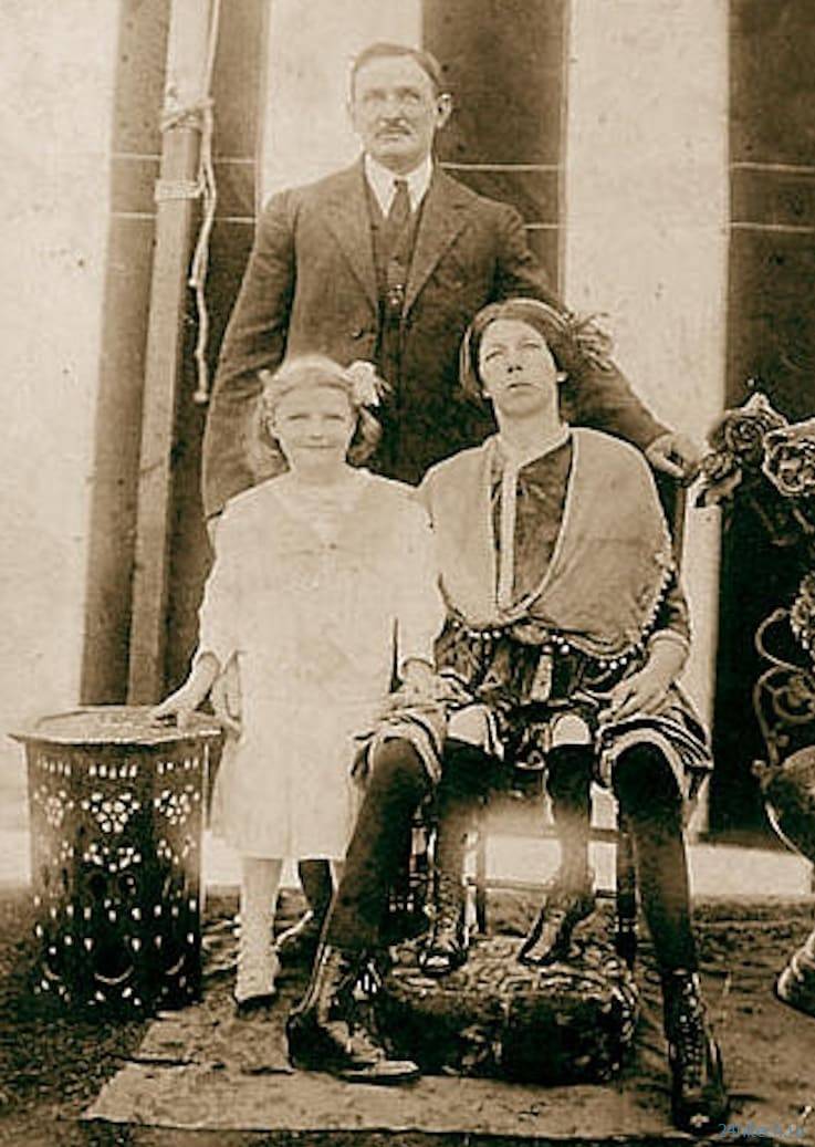 C&ocirc; g&aacute;i 4 ch&acirc;n, 2 "v&ugrave;ng k&iacute;n": 13 tuổi th&agrave;nh đại minh tinh với cuộc h&ocirc;n nh&acirc;n b&iacute; ẩn- Ảnh 3.