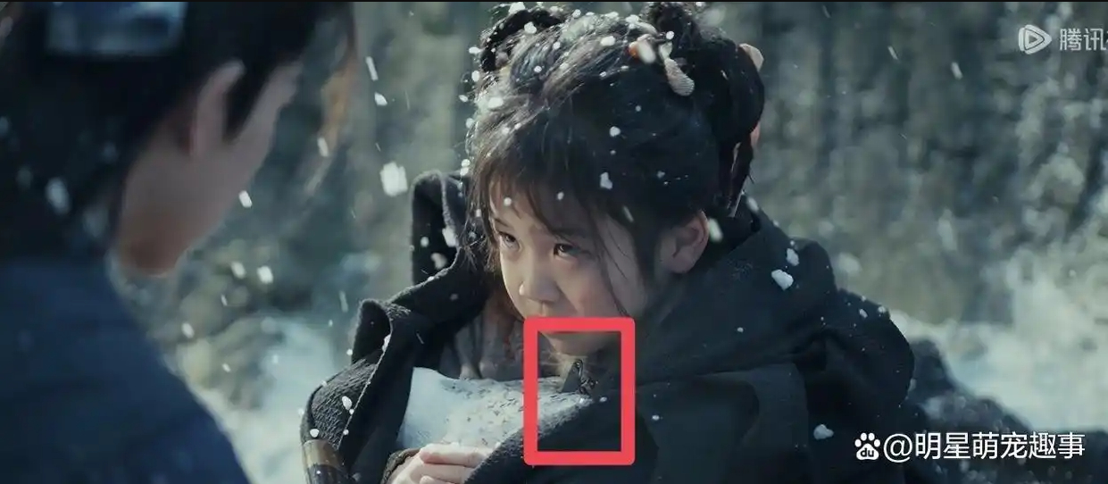 Mỏi tay nhặt cả rổ sạn &ldquo;đầy ụ&rdquo; ở Trục Ngọc: Nữ ch&iacute;nh mặc v&aacute;y đến từ tương lai, c&oacute; xe điện th&igrave; cần g&igrave; cưỡi ngựa- Ảnh 5.