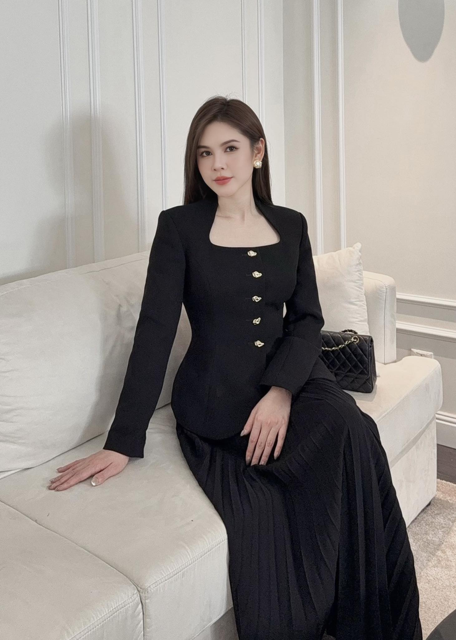 D&acirc;u h&agrave;o m&ocirc;n Vbiz biến phim trường th&agrave;nh s&agrave;n diễn: Ch&acirc;n d&agrave;i v&ocirc; c&ugrave;ng tận, cả tủ đồ bộ n&agrave;o cũng sang- Ảnh 10.