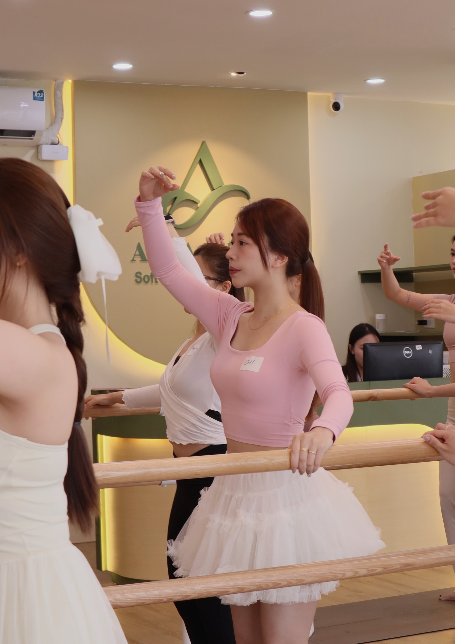 Tất tần tật về barre - bộ m&ocirc;n "độ d&aacute;ng" vibe tiểu thư nh&agrave; gi&agrave;u được c&aacute;c c&ocirc; g&aacute;i th&agrave;nh thị sẵn s&agrave;ng chi tiền trải nghiệm- Ảnh 4.