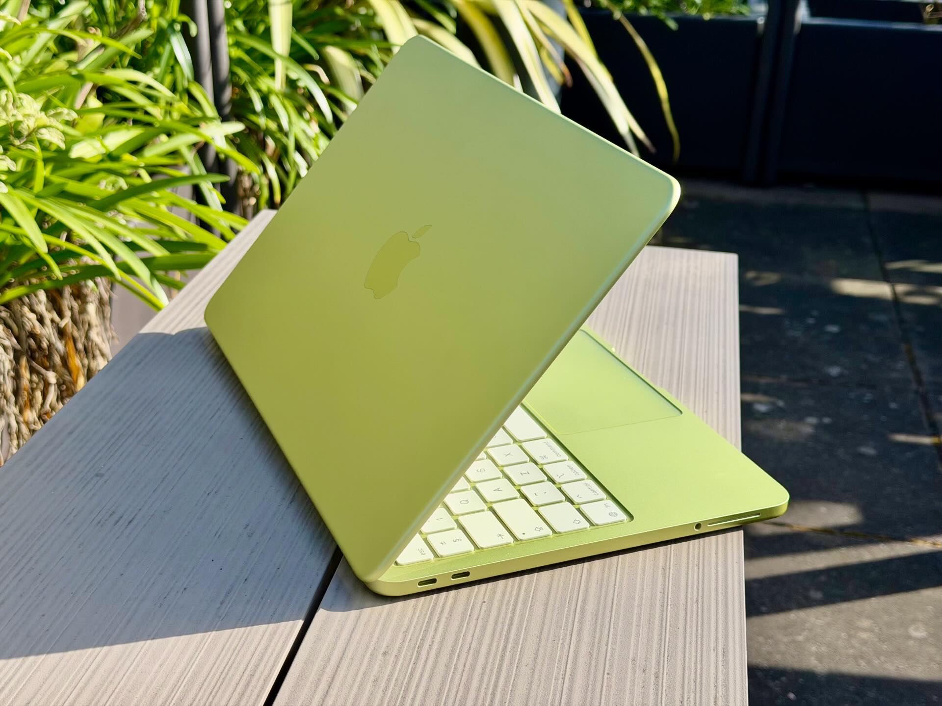 Trải nghiệm chiếc MacBook Neo rẻ chưa từng c&oacute; của Apple: Lựa chọn đ&aacute;ng tiền cho học sinh, sinh vi&ecirc;n- Ảnh 7.