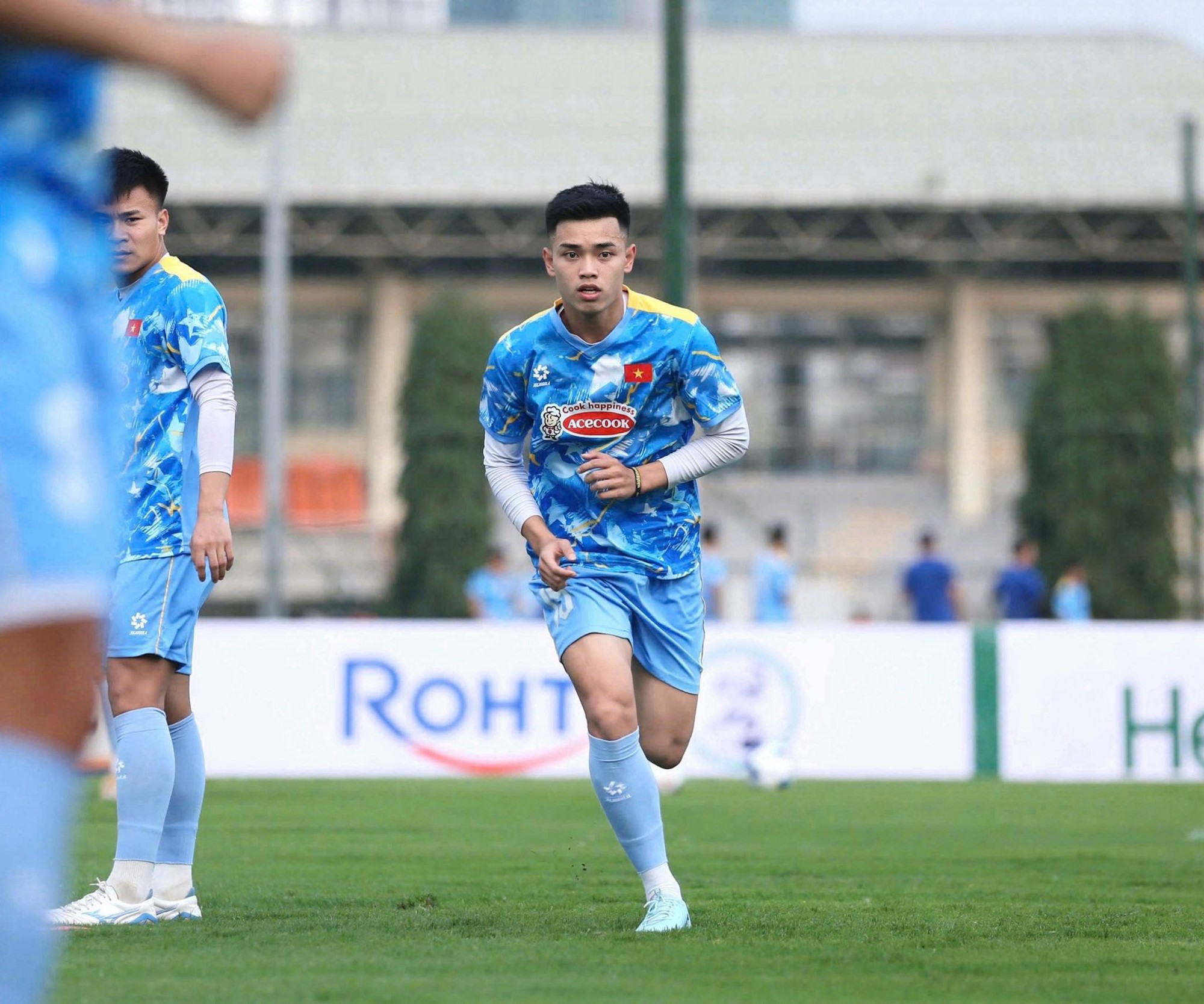 Ph&aacute;t hiện cầu thủ cực điển trai ở U23 Việt Nam: Visual ph&aacute;t s&aacute;ng, giọng h&aacute;t c&ograve;n đỉnh hơn!- Ảnh 4.