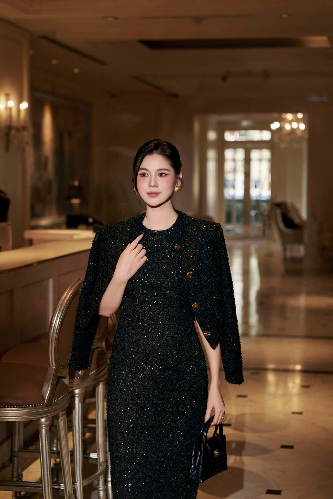 D&acirc;u h&agrave;o m&ocirc;n Vbiz biến phim trường th&agrave;nh s&agrave;n diễn: Ch&acirc;n d&agrave;i v&ocirc; c&ugrave;ng tận, cả tủ đồ bộ n&agrave;o cũng sang- Ảnh 8.