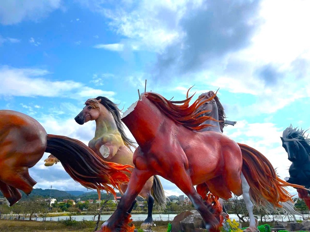 Vụ 2 ch&aacute;u nhỏ đập ph&aacute; m&ocirc; h&igrave;nh 