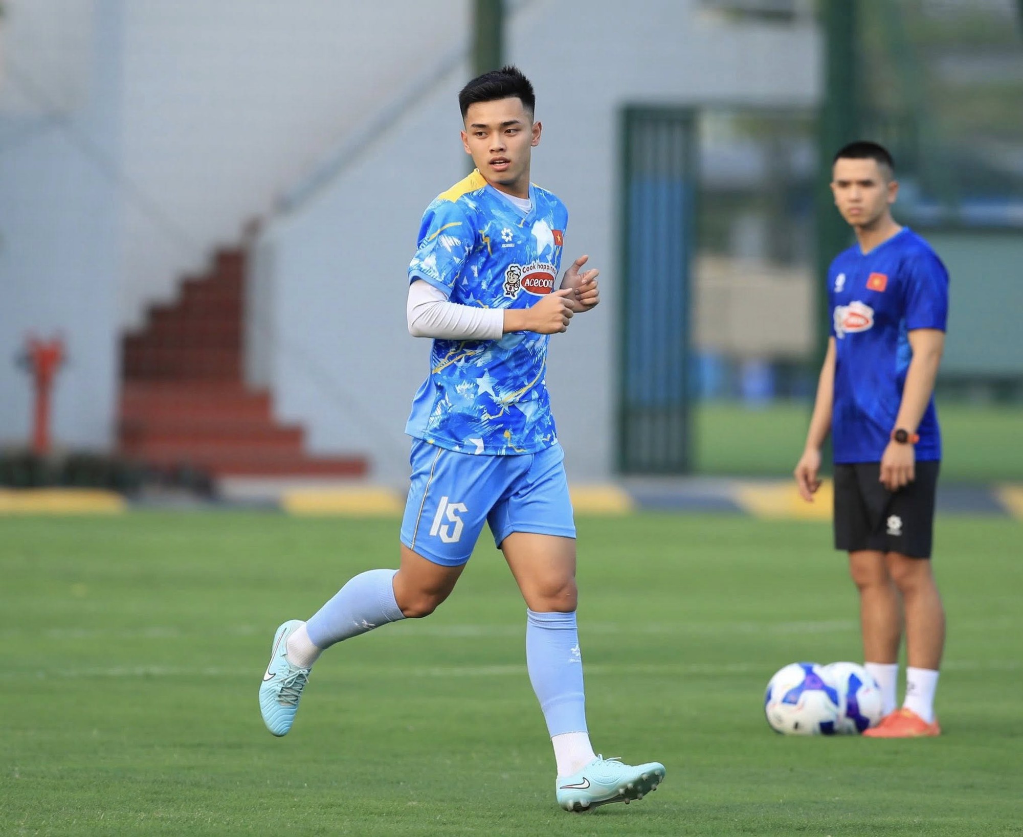 Ph&aacute;t hiện cầu thủ cực điển trai ở U23 Việt Nam: Visual ph&aacute;t s&aacute;ng, giọng h&aacute;t c&ograve;n đỉnh hơn!- Ảnh 5.
