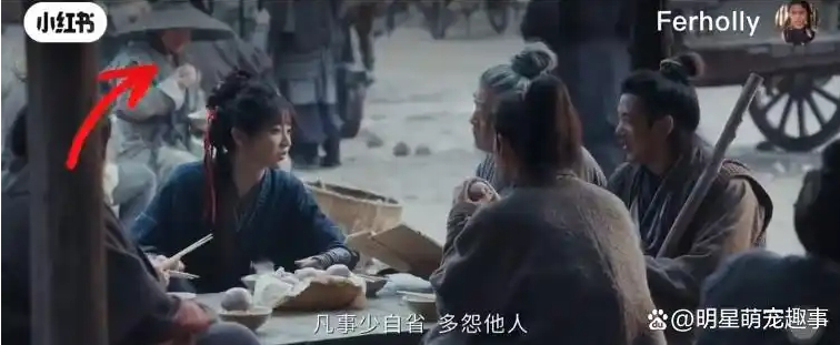 Mỏi tay nhặt cả rổ sạn &ldquo;đầy ụ&rdquo; ở Trục Ngọc: Nữ ch&iacute;nh mặc v&aacute;y đến từ tương lai, c&oacute; xe điện th&igrave; cần g&igrave; cưỡi ngựa- Ảnh 4.