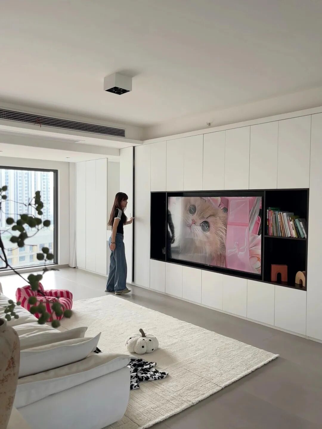 Xu hướng ph&ograve;ng kh&aacute;ch 2026: Kh&ocirc;ng c&ograve;n tường tivi cầu kỳ, thay v&agrave;o đ&oacute; l&agrave; 3 thiết kế thực tế hơn nhiều- Ảnh 2.