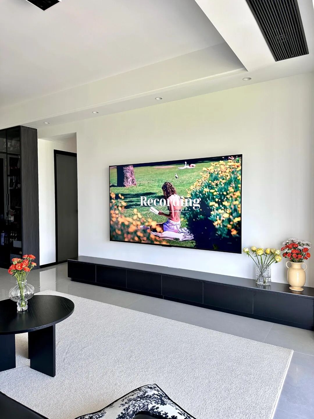 Xu hướng ph&ograve;ng kh&aacute;ch 2026: Kh&ocirc;ng c&ograve;n tường tivi cầu kỳ, thay v&agrave;o đ&oacute; l&agrave; 3 thiết kế thực tế hơn nhiều- Ảnh 3.