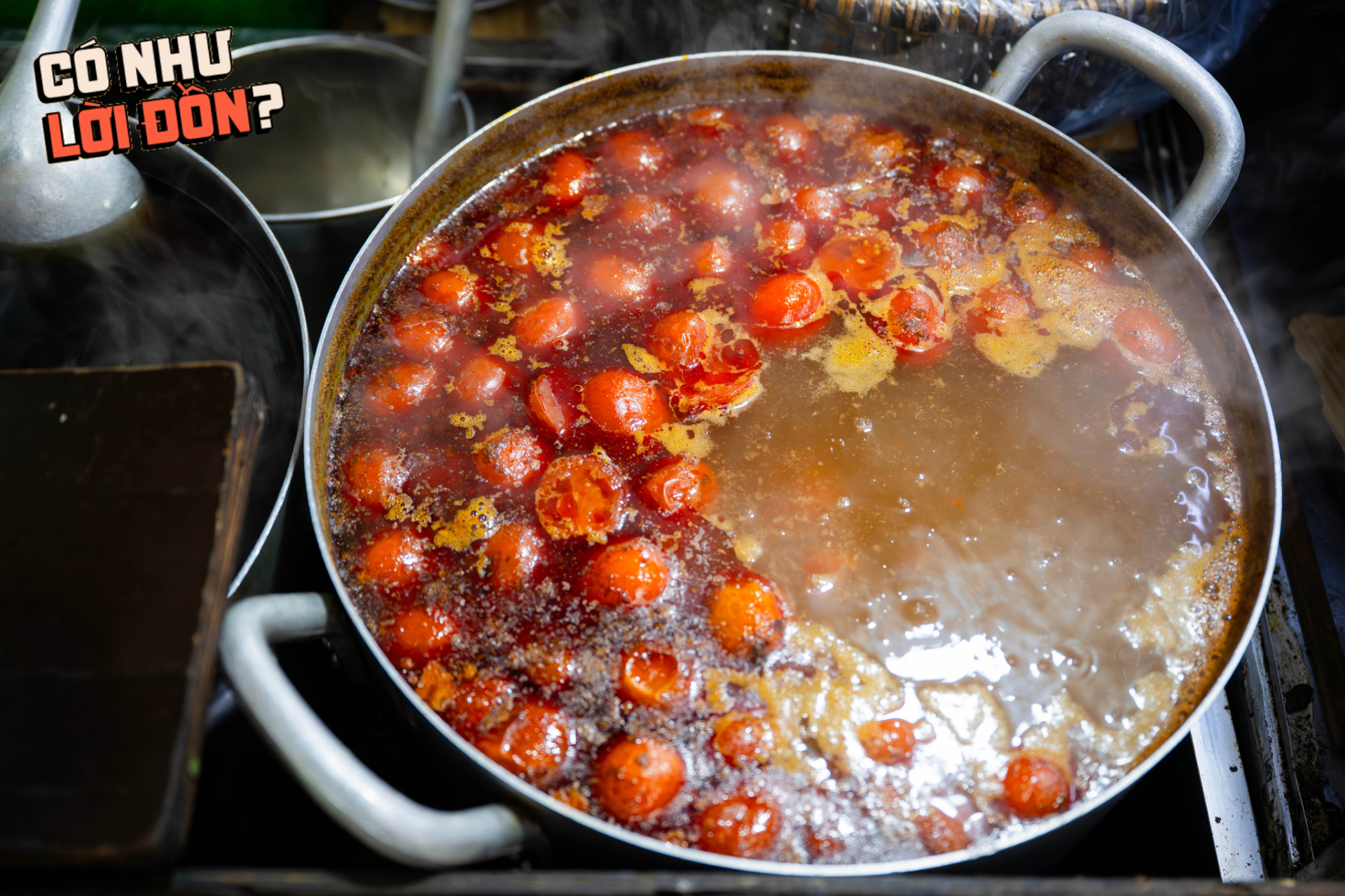 Ăn thử b&aacute;t b&uacute;n ri&ecirc;u 80k g&acirc;y x&ocirc;n xao chợ Đồng Xu&acirc;n: Topping &ecirc; hề ăn k&egrave;m nước sấu ng&acirc;m c&oacute; ngon như lời đồn?- Ảnh 6.