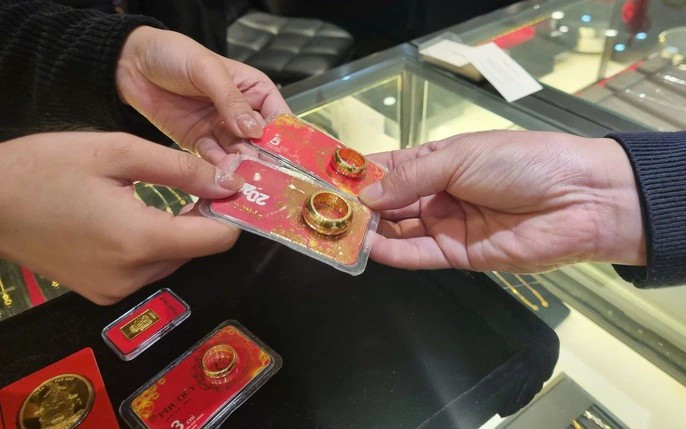 Gi&aacute; v&agrave;ng rung lắc mạnh- Ảnh 1.