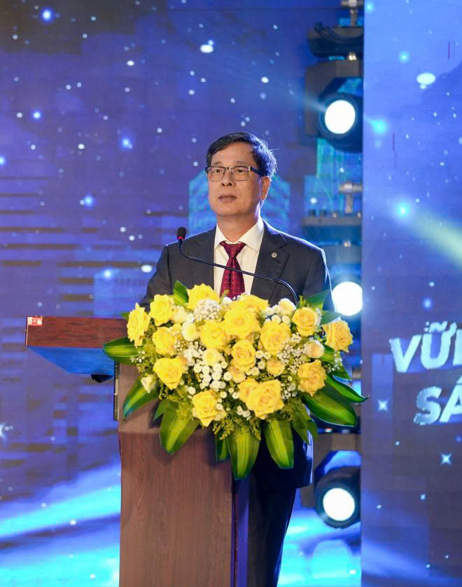 Tỷ ph&uacute; Phạm Nhật Vượng trả lương thợ l&aacute;i m&aacute;y tới 65 triệu/th&aacute;ng, c&ocirc;ng nh&acirc;n 29 triệu/th&aacute;ng, gom 25.000 qu&acirc;n l&agrave;m đường sắt- Ảnh 3.