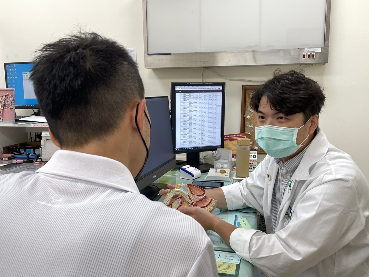 Đi kh&aacute;m v&igrave; nốt mụn nhỏ tr&ecirc;n m&ocirc;i, nam thanh ni&ecirc;n 29 tuổi ph&aacute;t hiện nhiều bệnh l&acirc;y truyền qua đường t&igrave;nh dục