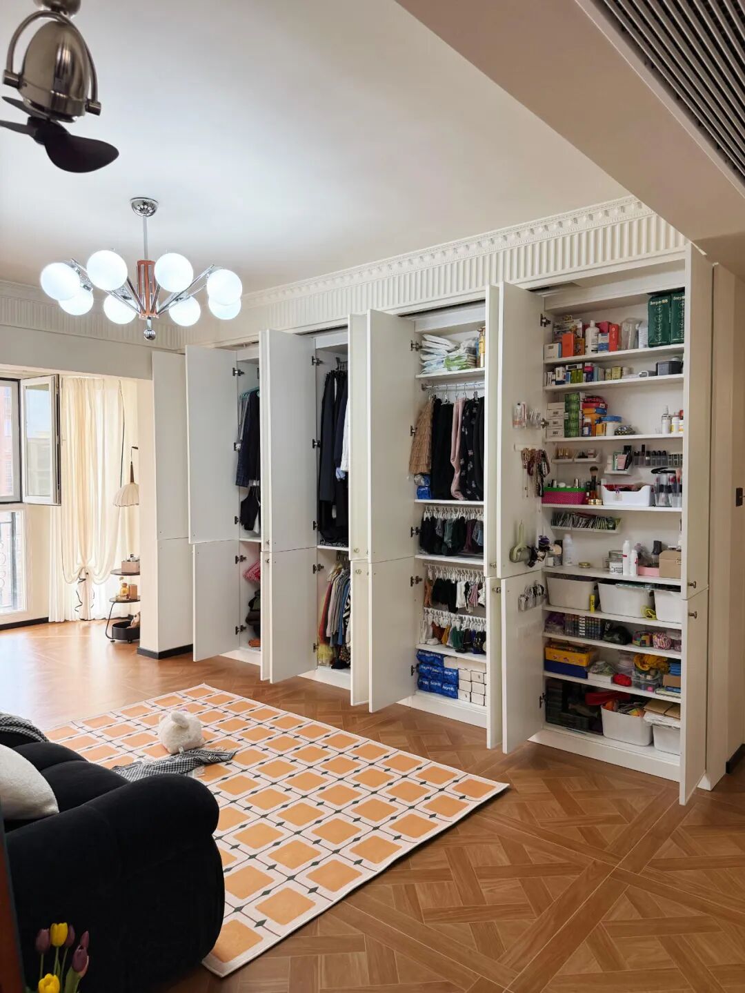 Xu hướng ph&ograve;ng kh&aacute;ch 2026: Kh&ocirc;ng c&ograve;n tường tivi cầu kỳ, thay v&agrave;o đ&oacute; l&agrave; 3 thiết kế thực tế hơn nhiều- Ảnh 5.