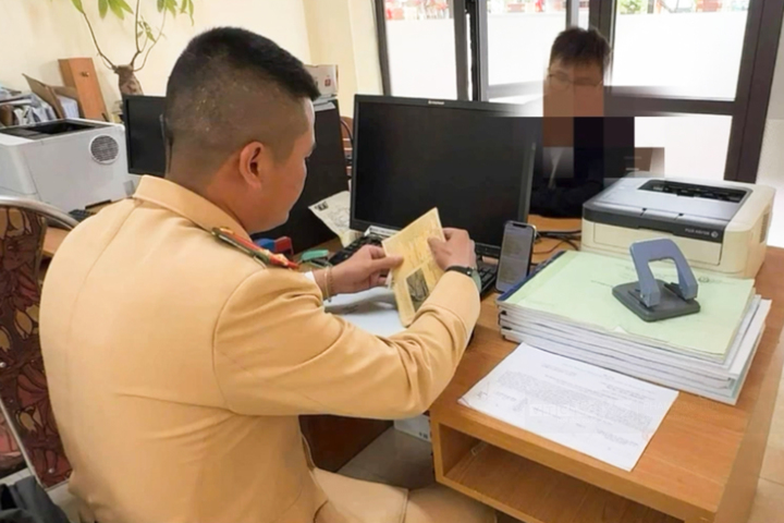 Chở 10 người tr&ecirc;n th&ugrave;ng xe b&aacute;n tải, t&agrave;i xế bị phạt 5 triệu đồng- Ảnh 1.