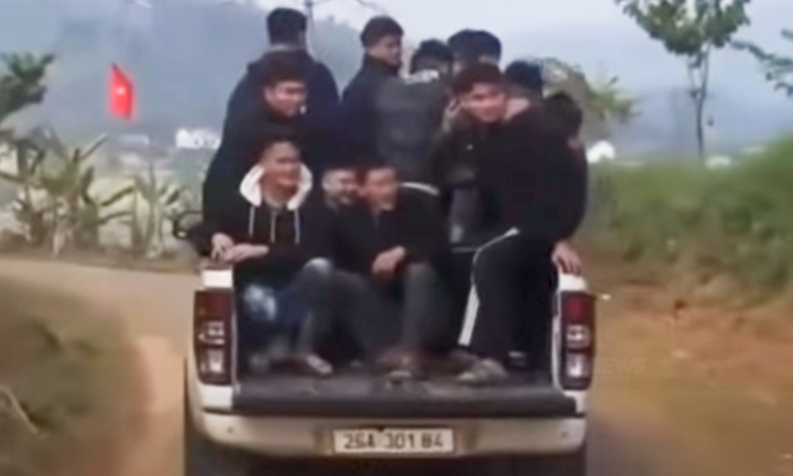 Chở 10 người tr&ecirc;n th&ugrave;ng xe b&aacute;n tải, t&agrave;i xế bị phạt 5 triệu đồng- Ảnh 2.