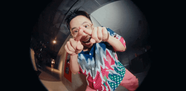 Tiểu thư ngh&igrave;n tỷ Việt Nam l&agrave;m ca sĩ, MV n&agrave;y m&agrave; ra mắt thời &ldquo;c&ocirc;ng ch&uacute;a bong b&oacute;ng&rdquo; chắc viral lắm!- Ảnh 2.