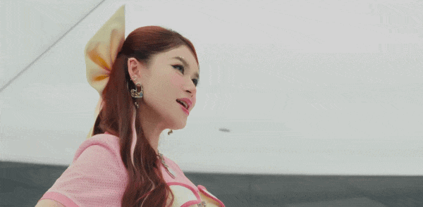 Tiểu thư ngh&igrave;n tỷ Việt Nam l&agrave;m ca sĩ, MV n&agrave;y m&agrave; ra mắt thời &ldquo;c&ocirc;ng ch&uacute;a bong b&oacute;ng&rdquo; chắc viral lắm!- Ảnh 1.