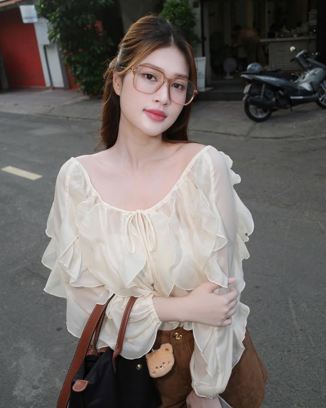 Hoa hậu Vbiz khoe mặt mộc thật đến từng lỗ ch&acirc;n l&ocirc;ng tr&ecirc;n phim: Ngo&agrave;i đời si&ecirc;u xinh si&ecirc;u sang, ăn mặc đẹp đỉnh- Ảnh 28.