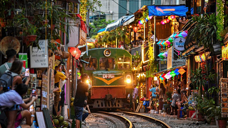 Kh&ocirc;ng phải B&ugrave;i Viện, con phố n&agrave;y ở Việt Nam được b&aacute;o T&acirc;y v&iacute; gh&eacute; đ&acirc;y như 