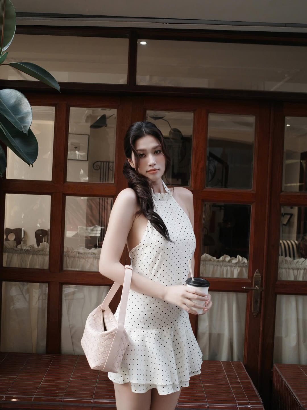 Hoa hậu Vbiz khoe mặt mộc thật đến từng lỗ ch&acirc;n l&ocirc;ng tr&ecirc;n phim: Ngo&agrave;i đời si&ecirc;u xinh si&ecirc;u sang, ăn mặc đẹp đỉnh- Ảnh 12.