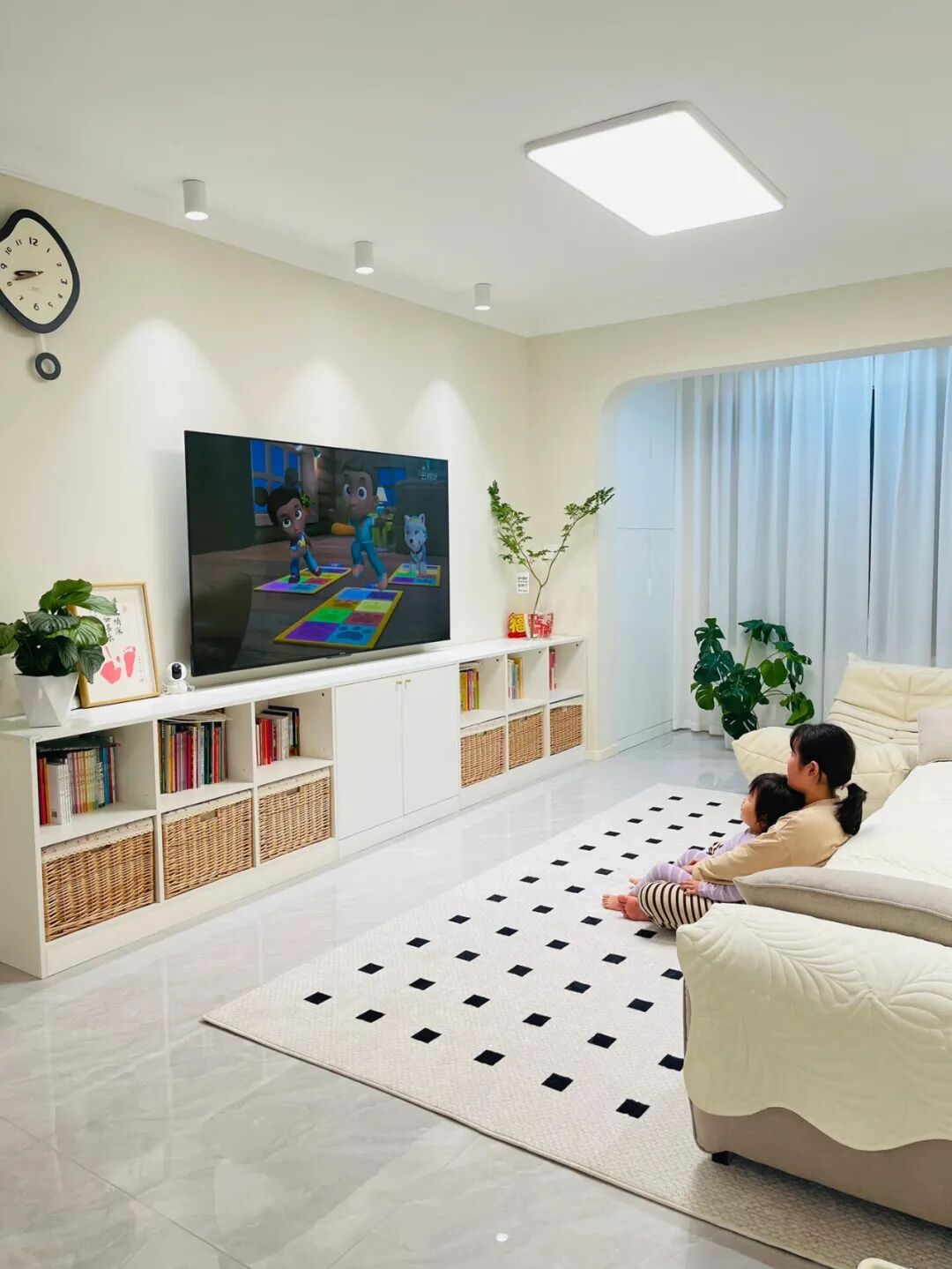 Xu hướng ph&ograve;ng kh&aacute;ch 2026: Kh&ocirc;ng c&ograve;n tường tivi cầu kỳ, thay v&agrave;o đ&oacute; l&agrave; 3 thiết kế thực tế hơn nhiều- Ảnh 4.