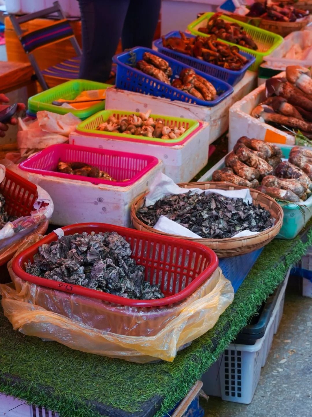 Bỏ qua những tour đắt đỏ, kh&aacute;ch Việt đi V&acirc;n Nam giờ chuộng mốt "b&aacute;m đu&ocirc;i" đầu bếp ra chợ n&ocirc;ng sản mua hoa về... x&agrave;o thịt- Ảnh 39.