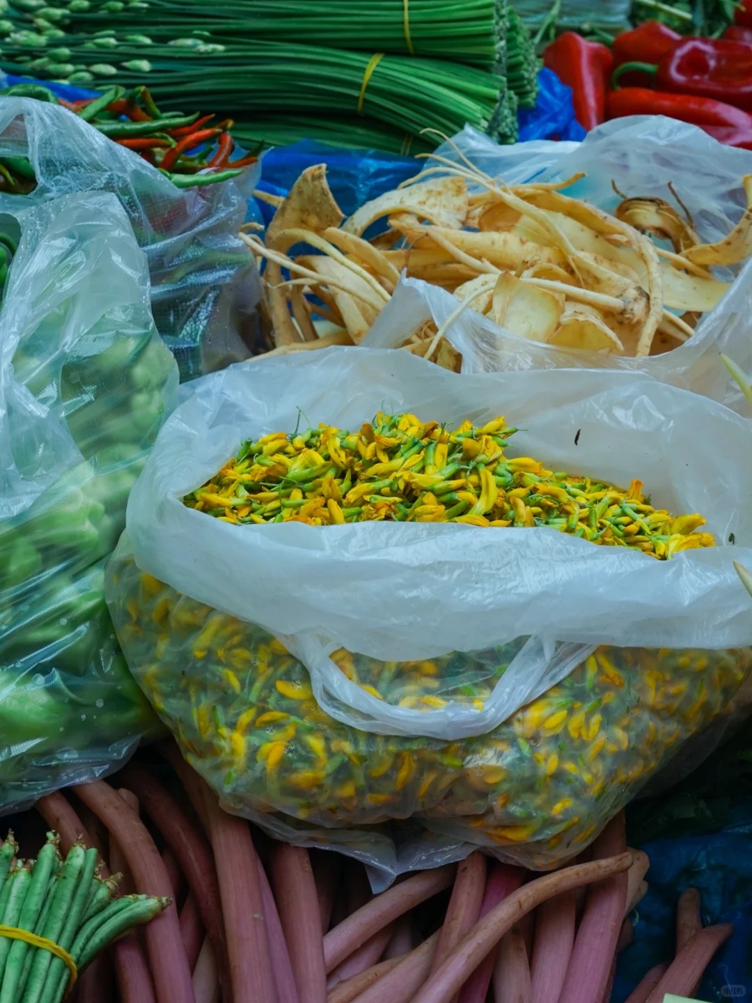 Bỏ qua những tour đắt đỏ, kh&aacute;ch Việt đi V&acirc;n Nam giờ chuộng mốt "b&aacute;m đu&ocirc;i" đầu bếp ra chợ n&ocirc;ng sản mua hoa về... x&agrave;o thịt- Ảnh 21.