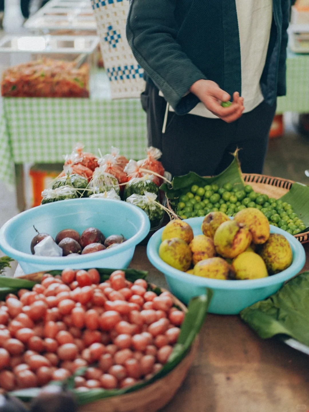 Bỏ qua những tour đắt đỏ, kh&aacute;ch Việt đi V&acirc;n Nam giờ chuộng mốt "b&aacute;m đu&ocirc;i" đầu bếp ra chợ n&ocirc;ng sản mua hoa về... x&agrave;o thịt- Ảnh 8.