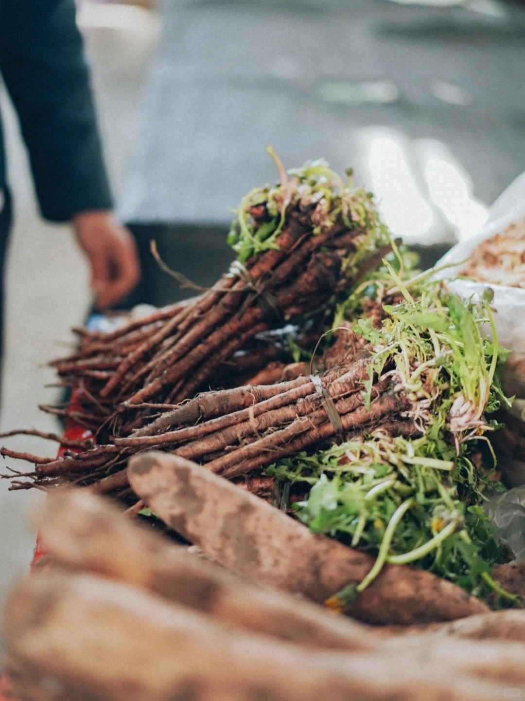 Bỏ qua những tour đắt đỏ, kh&aacute;ch Việt đi V&acirc;n Nam giờ chuộng mốt "b&aacute;m đu&ocirc;i" đầu bếp ra chợ n&ocirc;ng sản mua hoa về... x&agrave;o thịt- Ảnh 7.