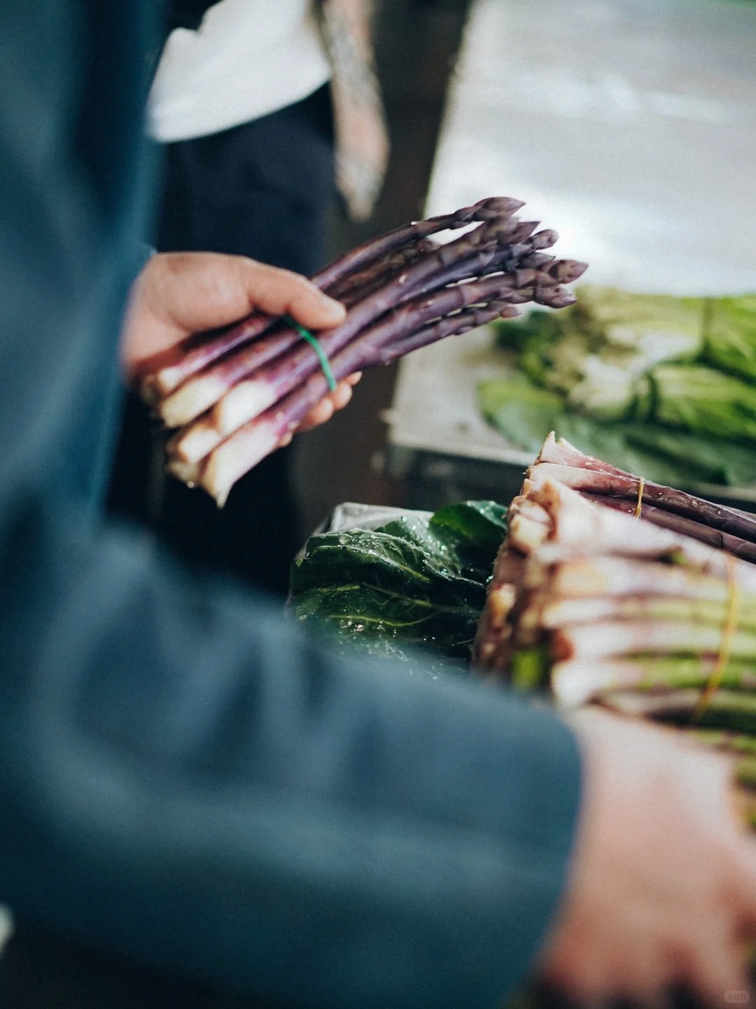 Bỏ qua những tour đắt đỏ, kh&aacute;ch Việt đi V&acirc;n Nam giờ chuộng mốt "b&aacute;m đu&ocirc;i" đầu bếp ra chợ n&ocirc;ng sản mua hoa về... x&agrave;o thịt- Ảnh 3.