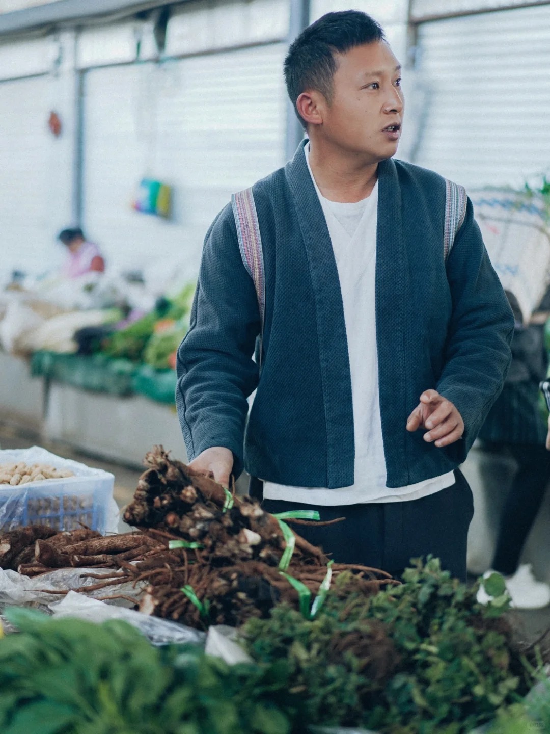 Bỏ qua những tour đắt đỏ, kh&aacute;ch Việt đi V&acirc;n Nam giờ chuộng mốt "b&aacute;m đu&ocirc;i" đầu bếp ra chợ n&ocirc;ng sản mua hoa về... x&agrave;o thịt- Ảnh 1.