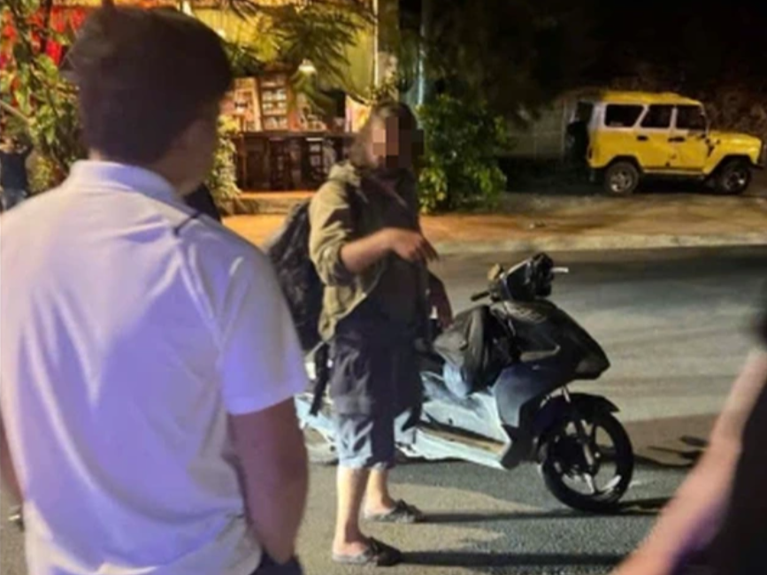 Du kh&aacute;ch nước ngo&agrave;i đ&acirc;m c&ocirc;ng an rồi bỏ chạy hơn 70km- Ảnh 1.