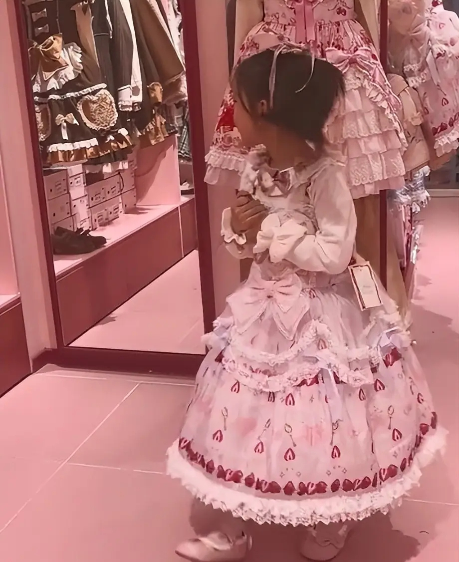 Bức ảnh b&eacute; g&aacute;i trong cửa h&agrave;ng quần &aacute;o "tố c&aacute;o" sự bất lực của nhiều cha mẹ!- Ảnh 2.