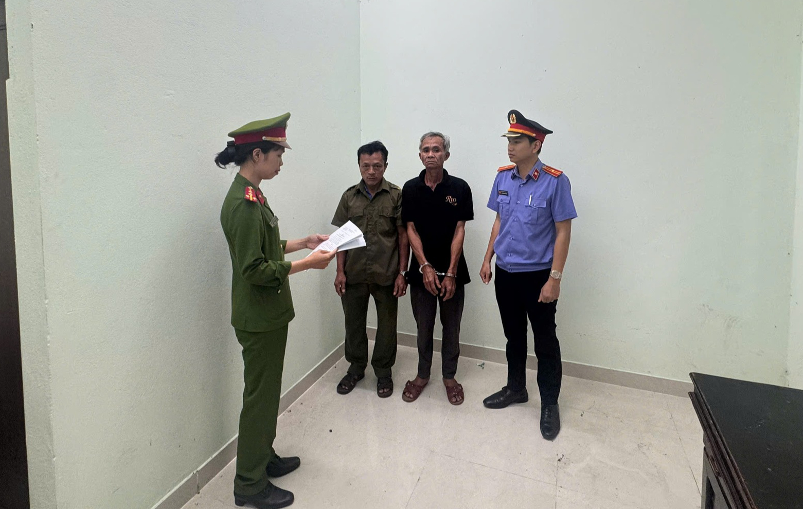 Thi h&agrave;nh lệnh bắt tạm giam cụ &ocirc;ng Nguyễn Hữu Mỹ SN 1968- Ảnh 1.