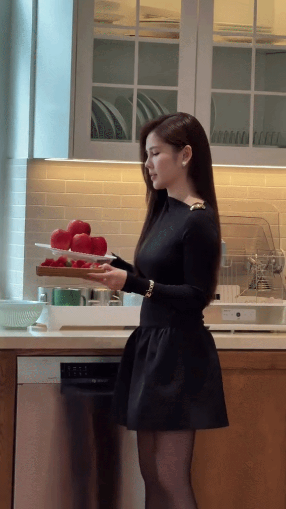 D&acirc;u h&agrave;o m&ocirc;n Vbiz biến phim trường th&agrave;nh s&agrave;n diễn: Ch&acirc;n d&agrave;i v&ocirc; c&ugrave;ng tận, cả tủ đồ bộ n&agrave;o cũng sang- Ảnh 5.