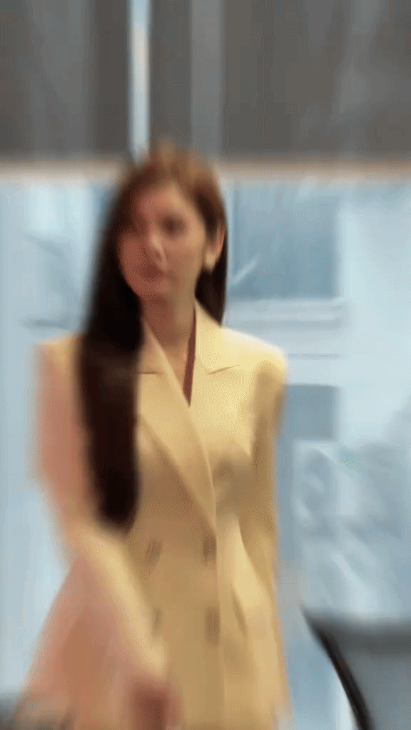 D&acirc;u h&agrave;o m&ocirc;n Vbiz biến phim trường th&agrave;nh s&agrave;n diễn: Ch&acirc;n d&agrave;i v&ocirc; c&ugrave;ng tận, cả tủ đồ bộ n&agrave;o cũng sang- Ảnh 3.