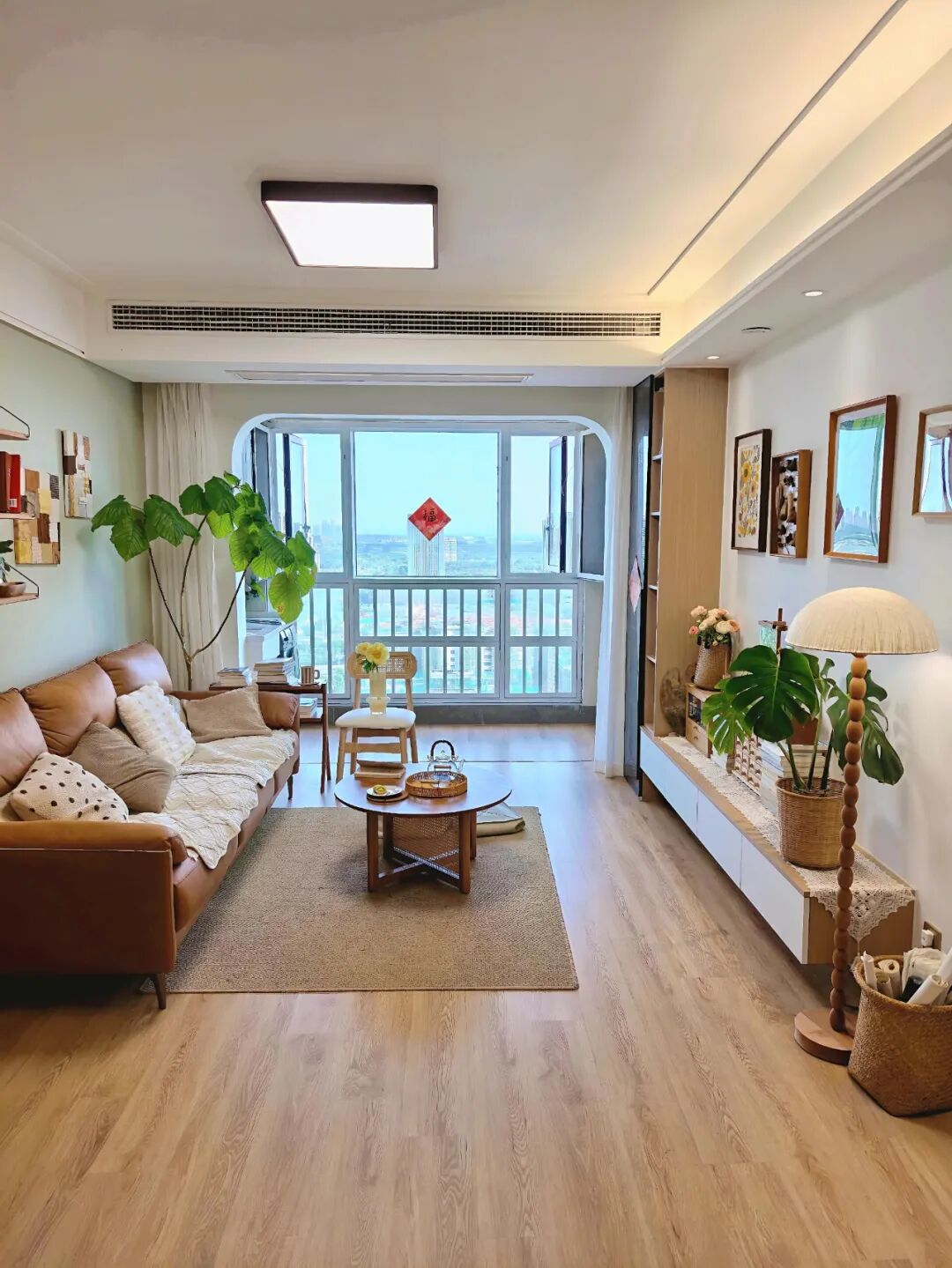 Xu hướng ph&ograve;ng kh&aacute;ch 2026: Kh&ocirc;ng c&ograve;n tường tivi cầu kỳ, thay v&agrave;o đ&oacute; l&agrave; 3 thiết kế thực tế hơn nhiều- Ảnh 1.